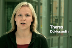 Frau gibt Statement im Werbespot