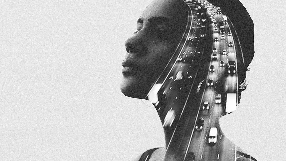 Portrait schwarz/weiß Frau und Infrastruktur