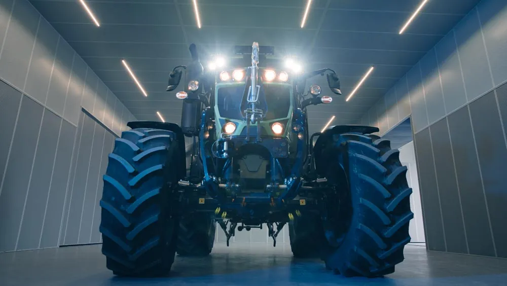 ein Traktor in einer modern ausgestatteten Halle für Schallvermessung in der Nähe von Mannheim und Ludwigshafen