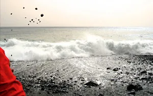 Ein Junge am Atlantik