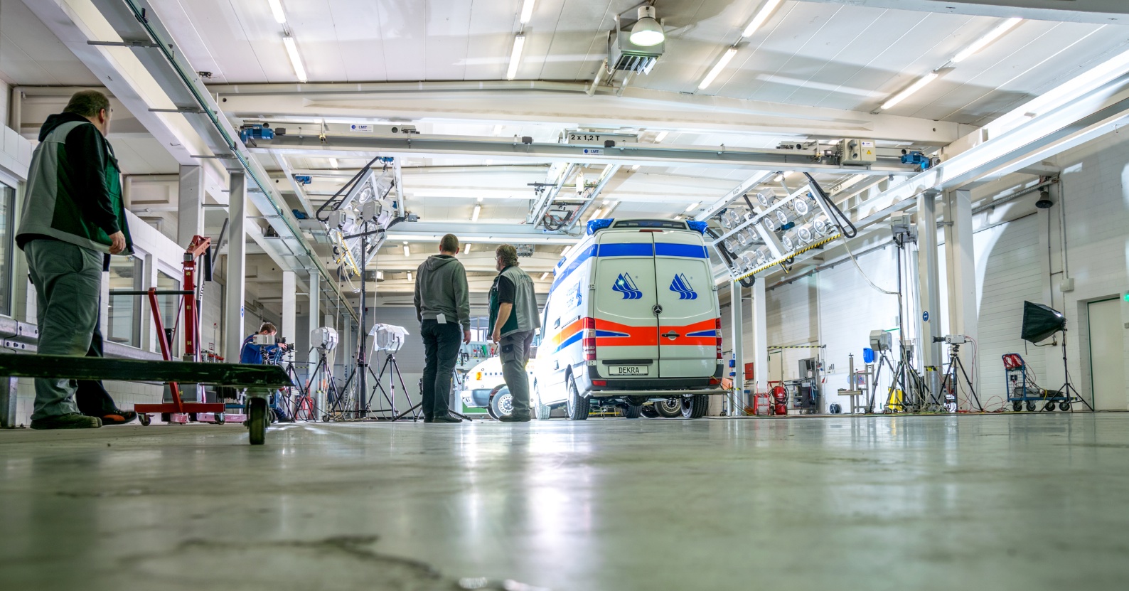 Gesamtansicht der Halle vor dem Crashtest des Delfis Europa bei der DEKRA in Neumünster, alles hell, viel Technik